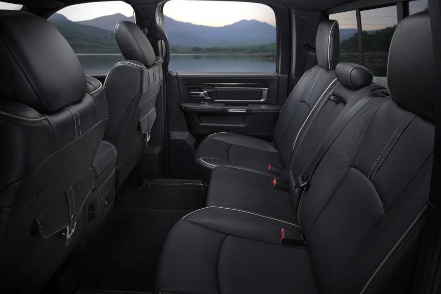 Интерьер Dodge Ram 1500 Laramie Limited Crew Cab 2015 года  (фото 36 из 46)